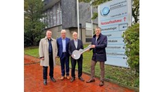 Insolvenzverwalter Axel Gerbers übergibt mit symbolischem Schlüssel das Krankenhaus Norderney