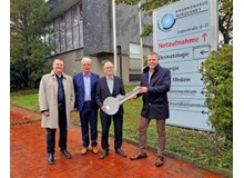 Insolvenzverwalter Axel Gerbers übergibt mit symbolischem Schlüssel das Krankenhaus Norderney